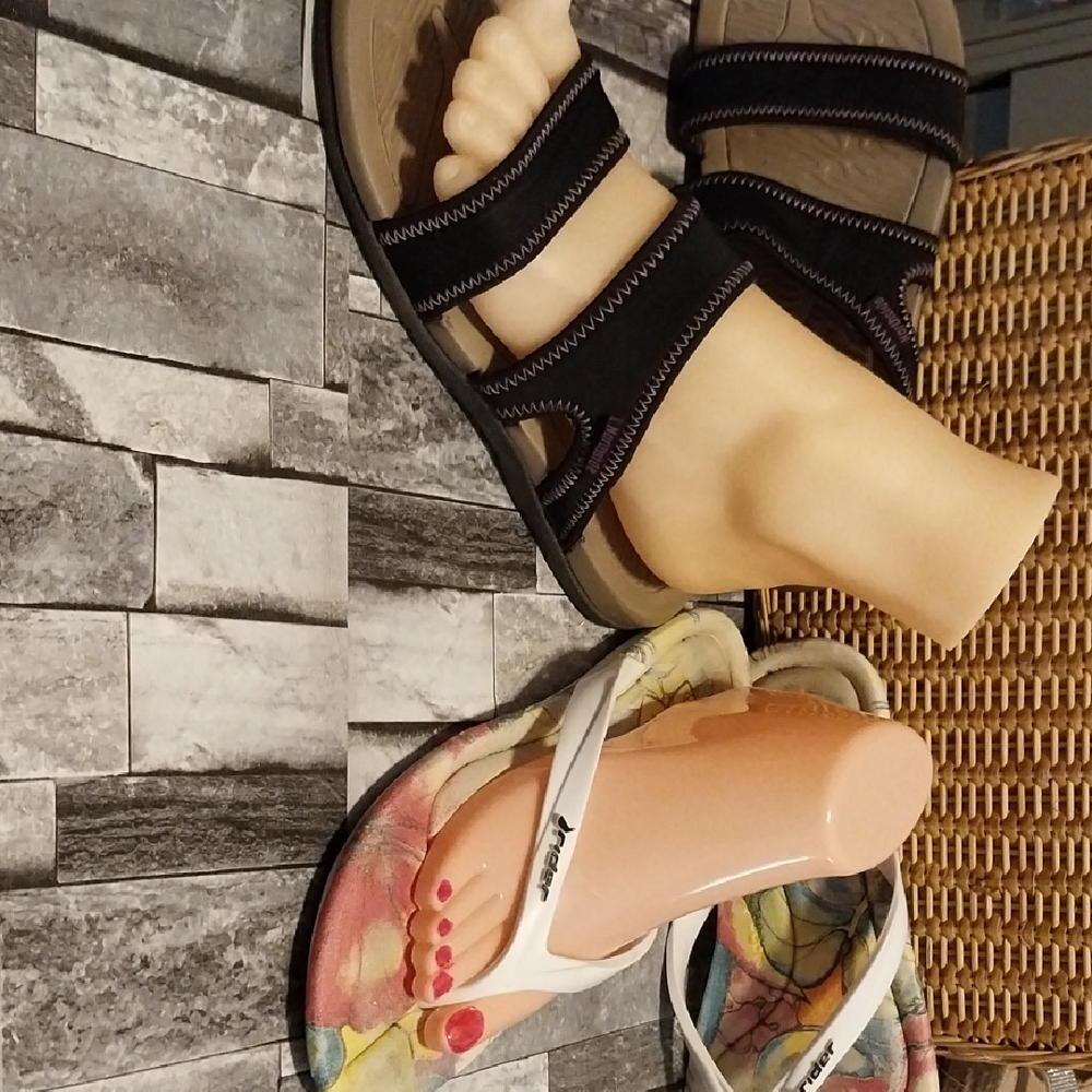 2 Pair Slip On Sandals